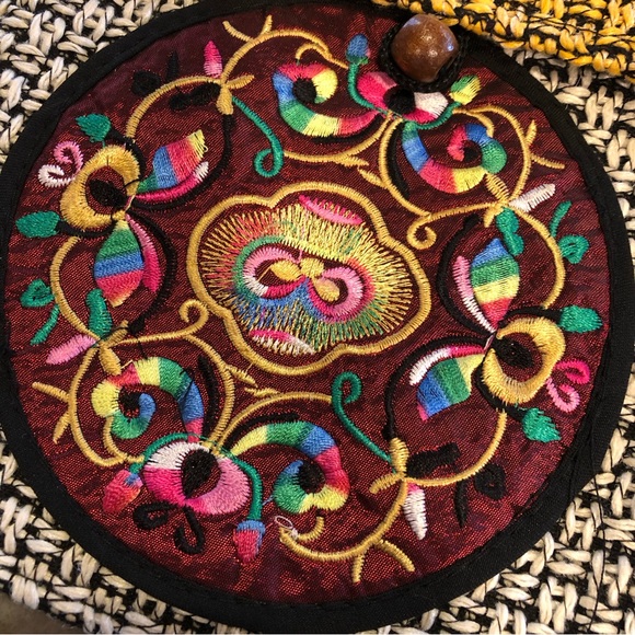 ☀️ NWOT Indonesian Embroidered Knit Handbag - Picture 3 of 8